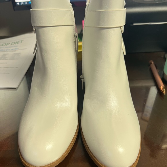 Boots with heels never worn! They were too big for my feet. - Picture 2 of 3